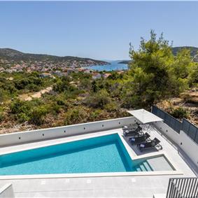 4 bedroom villa with heated pool and sea view in Vinišće, sleeps 8